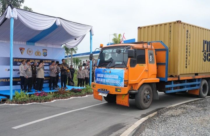 Polri Lepas 22 Kontainer Bantuan Kemanusiaan untuk Korban Bencana di Sumatera