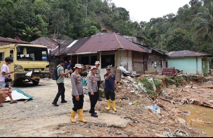 Kapolres Tapteng Tinjau Lokasi Longsor di Sitahuis, Serahkan Bansos dan Serap Aspirasi Warga