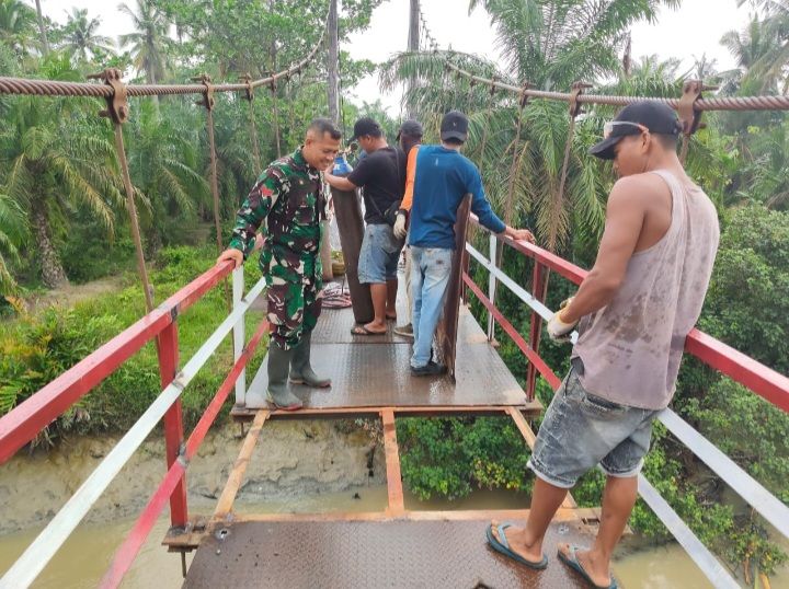 Kodim 0208/AS Rampungkan Perbaikan Jembatan Gantung Akses Masyarakat Desa Jati Mulia