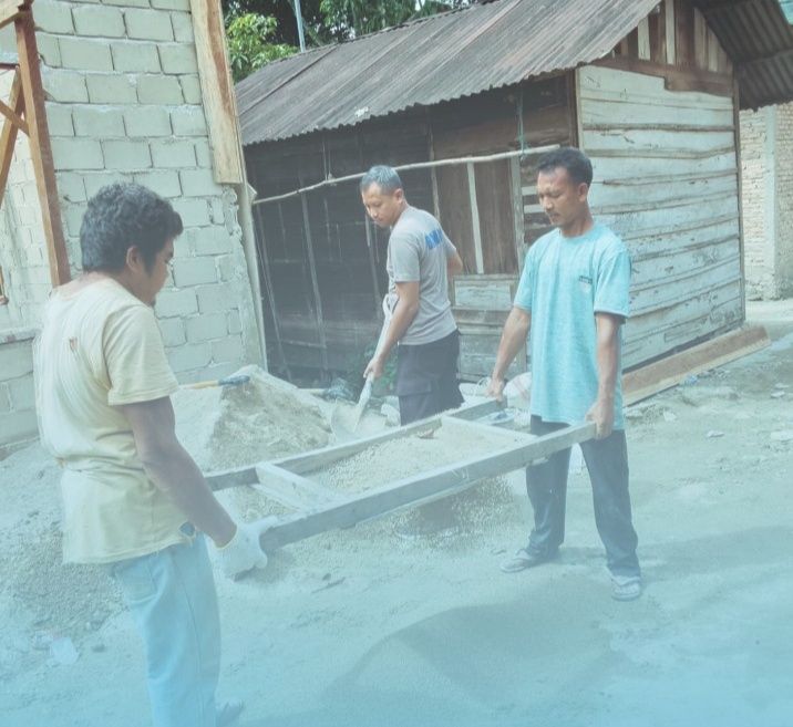Brimob Bersama Warga Dirikan Rumah Korban Banjir di Tolang Julu