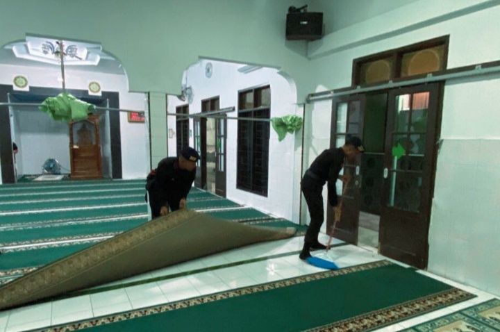 Brimob Poldasu Bersihkan Mesjid Ar Ridho Seputaran Mako Jalan William Iskandar Medan