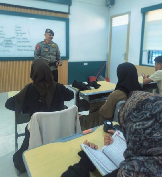 Siswa SMA Kemala Bhayangkari 1 Medan Mendapat Pembinaan Keagamaan dari Brimob Poldasu