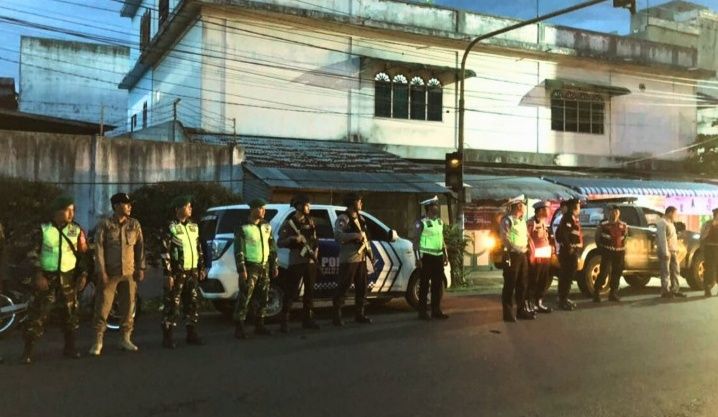 TNI -- Polri Patroli Jaga Ketertiban Masyarakat Saat Remaja Asmara Subuh