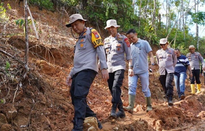 Kapolres Tapteng AKBP Muhammad Alan Haikel Jalan Kaki Demi Menjumpai Korban Banjir Di Desa Sialogo