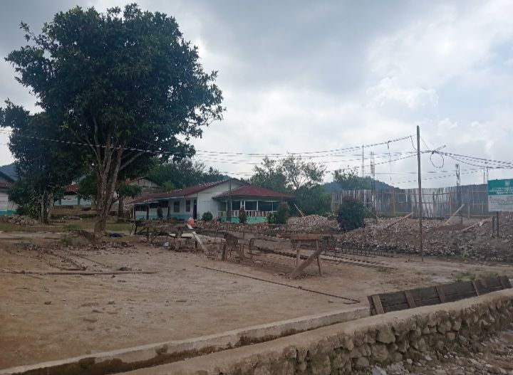Menuai Sorotan Proyek Kontruksi Rehabilitasi Dan Renovasi Madrasah PHTC Tanpa Pagar di Kabupaten Dairi Provinsi Sumatera Utara 5 Didampingi KEJATISU