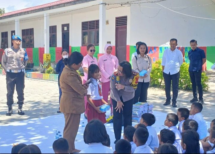 Kapolres Samosir Tinjau Program Makan Bergizi Gratis dan Salurkan Bantuan Kepada Pelajar