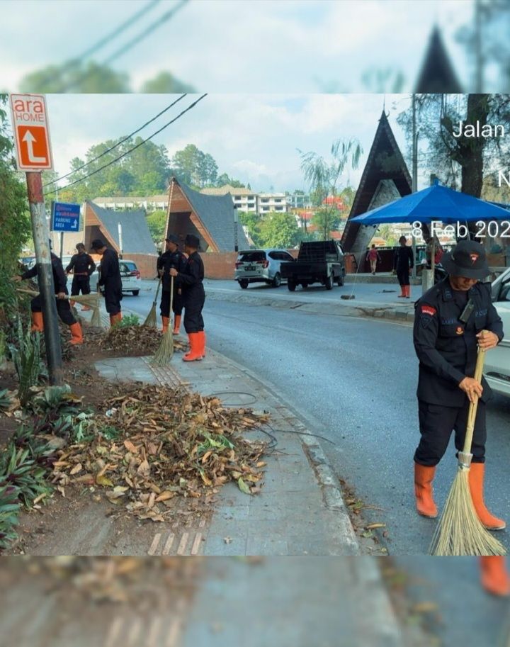 Brimob Poldasu, Forkopimda dan Masyarakat Canangkan Asri di Pantai Parapat