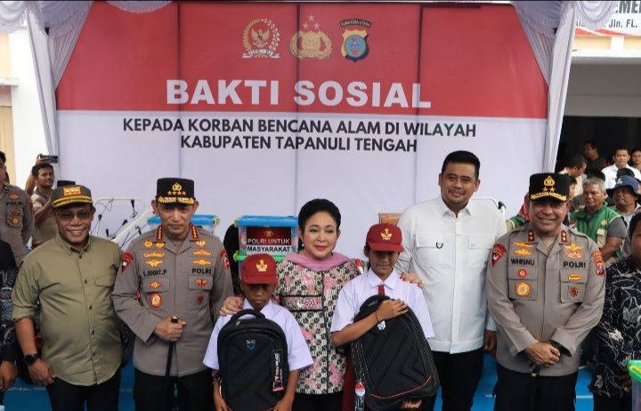 Kapolri dan Ketua Komisi IV DPR RI Salurkan 16 Truk Bantuan untuk Korban Bencana di Tapanuli Tengah