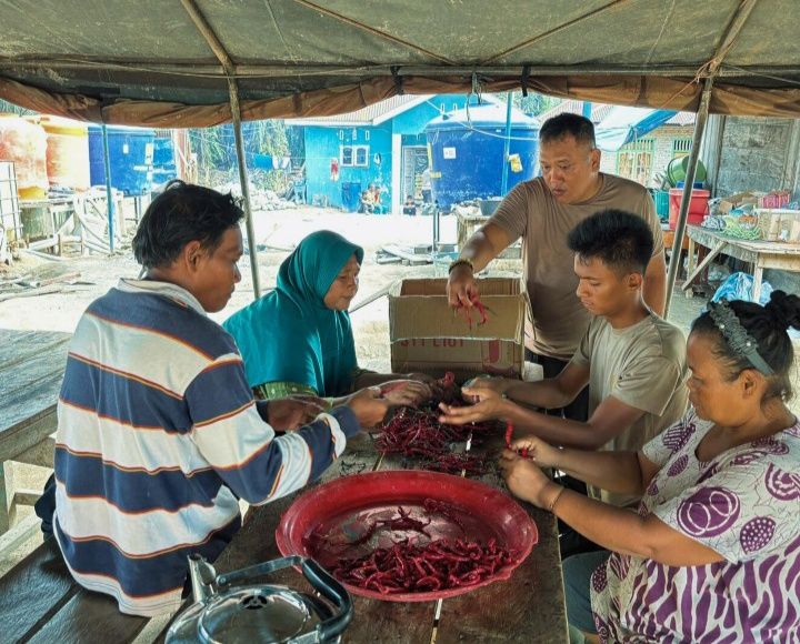 Tak Sekadar Jaga Keamanan, Brimob Polda Sumut Bantu Dirikan Dapur Umum Untuk Warga Aek Ngadol