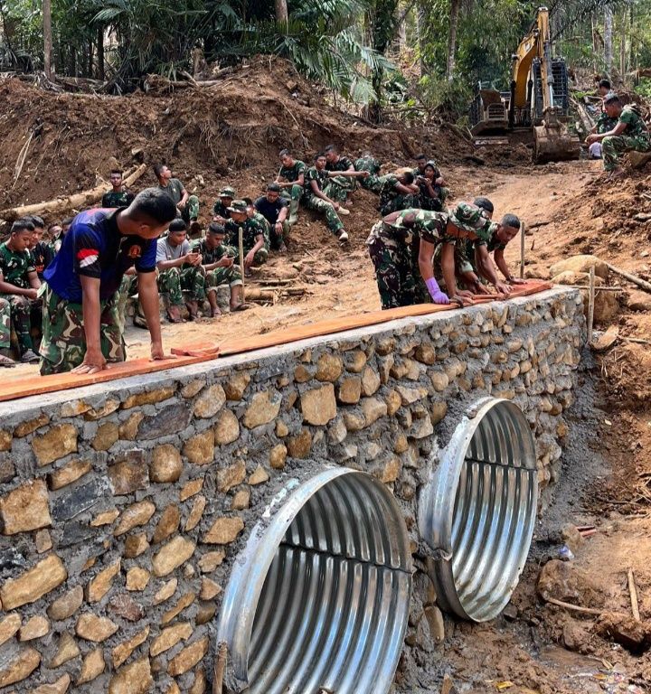 Jembatan Aramco Dikerjakan Satgas Gulbencal Kodam I/BB  di Desa Masundung