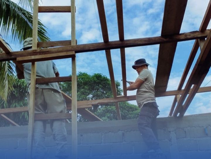 Brimob Hadir Membangun Rumah Warga di Desa Tolang Julu