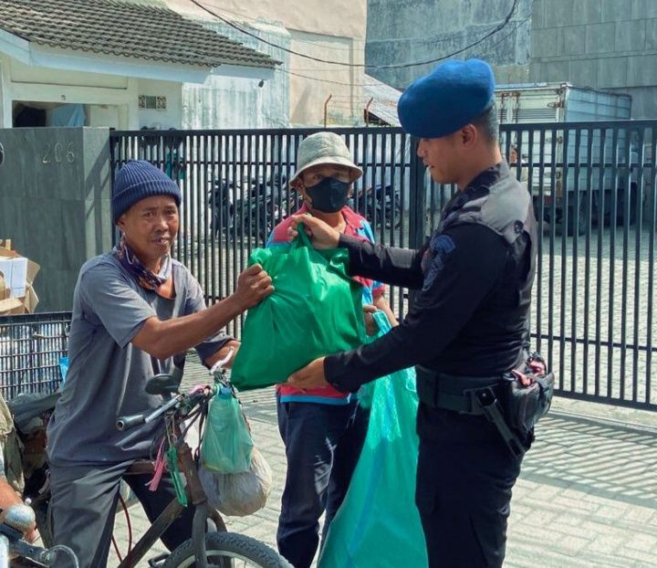 Di Bulan Ramadhan, Brimob Polda Sumut Hadir Berbagi Harapan Lewat Jum&rsquo;at Berkah