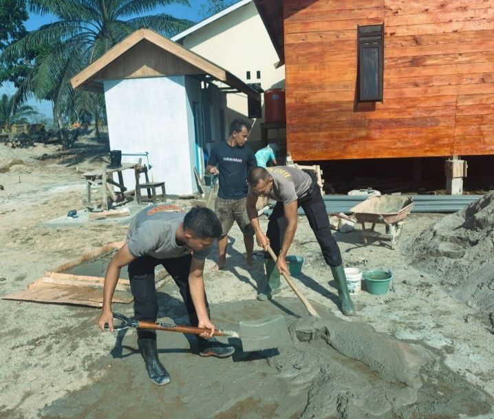 Kegiatan Sosial Brimob Dirikan Pos Utama, Bangun Huntara, Cor Sumur di Desa Garoga Tapsel