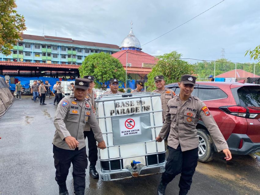 Alumni Akpol Base 99 Parade 08 Serahkan Bantuan 15 Unit Tangki Air Kepada Korban Banjir dan Longsor di Tapteng
