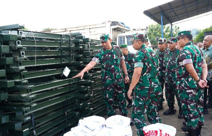 Pangdam I/BB Tinjau Proses Pemindahan 8 Unit Jembatan Modular Type 3-1 di Titi Papan Medan