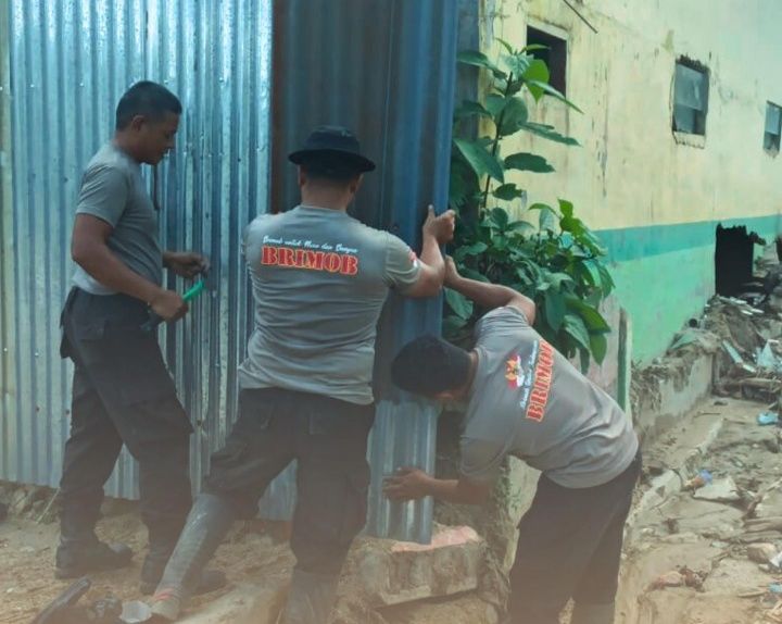 Brimob Bersama Warga Gotong Royong Pasang Pagar Sekolah MTs 4 Tolang Julu