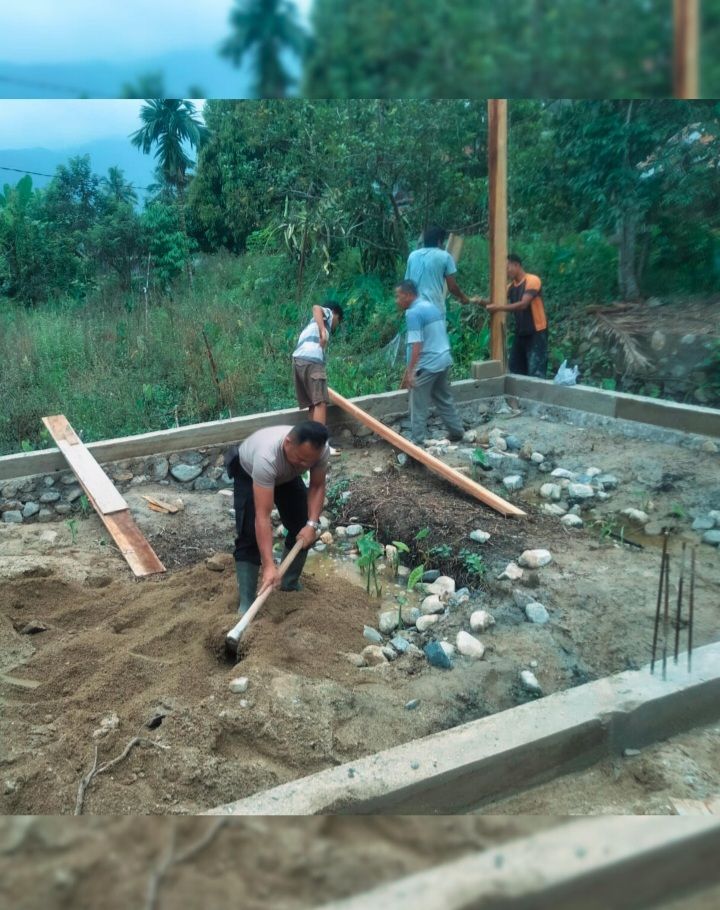 Brimob Gotong Royong Bersama Masyarakat Membangun Rumah Korban Banjir Tolang Julu