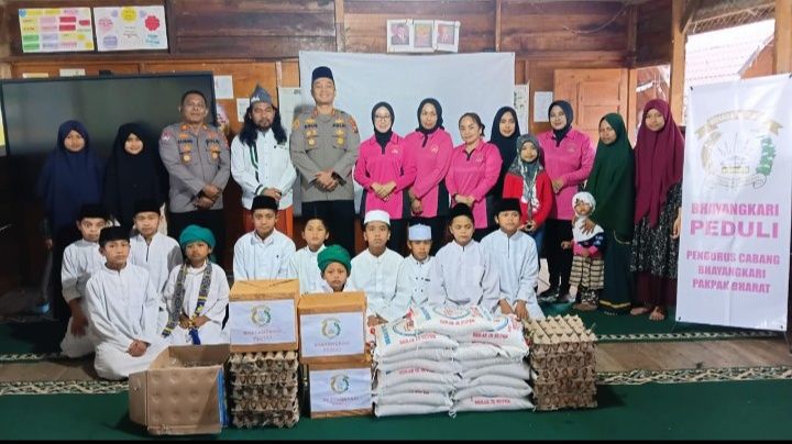 Ramadhan 1447 H, Kapolres dan Ketua Bhayangkari Polres Pakpak Bharat Adakan Jum'at Berkah ke Pondok Pesantren