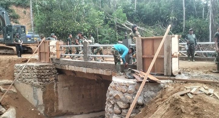 Satgas Gulbencal Kodam I/BB Rampungkan Perbaikan Jembatan Beton Titik III di Sungai Sigiring Giring