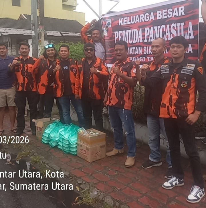 Indahnya Berbagi, PAC Pemuda Pancasila Siantar Utara Gelar Pembagian Takjil Gratis di Simpang Jalan Cokro Aminoto