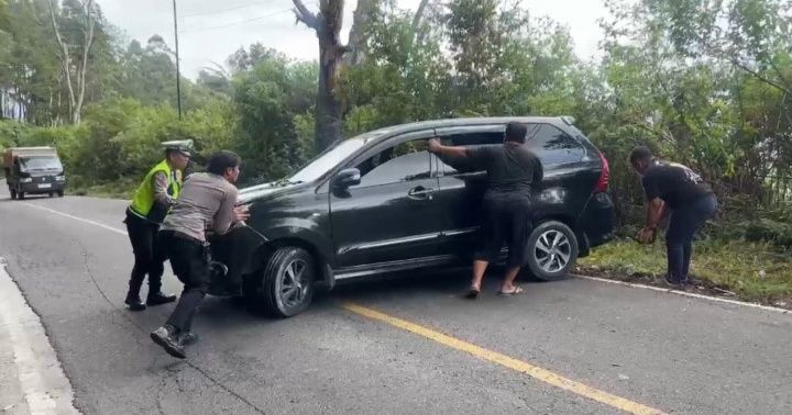 Polisi Sigap Bantu Wisatawan, Mobil Mogok di Jalur Perbukitan Samosir Berhasil Dievakuasi
