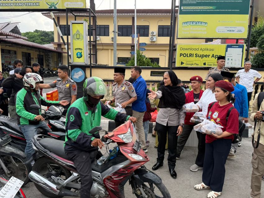 Polres Pematangsiantar dan Elemen Mahasiswa Bagikan Takjil Kepada Masyarakat
