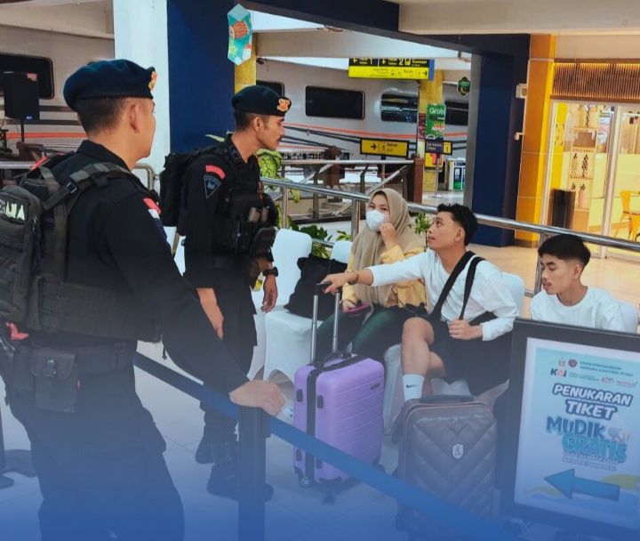 Personel Den Gegana Sat Brimob Polda Sumut Laksanakan Pengamanan di Stasiun KAI Medan