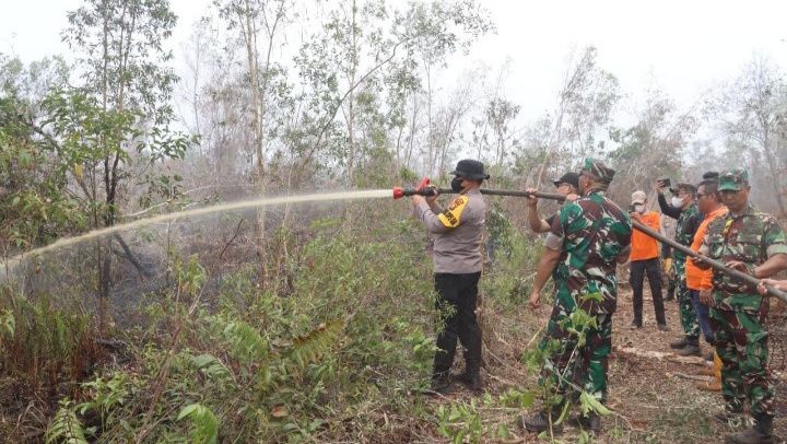 Danrem 031/WB, Karo Ops Polda Riau Dansat Brimob Polda Riau Turun ke Lokasi Kebakaran Karhutla di Dumai