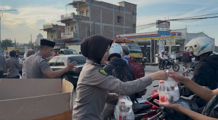 Biddokkes Poldasu Bagi Bagi Takjil Bagi Warga Yang Melintas di Depan Mako Poldasu