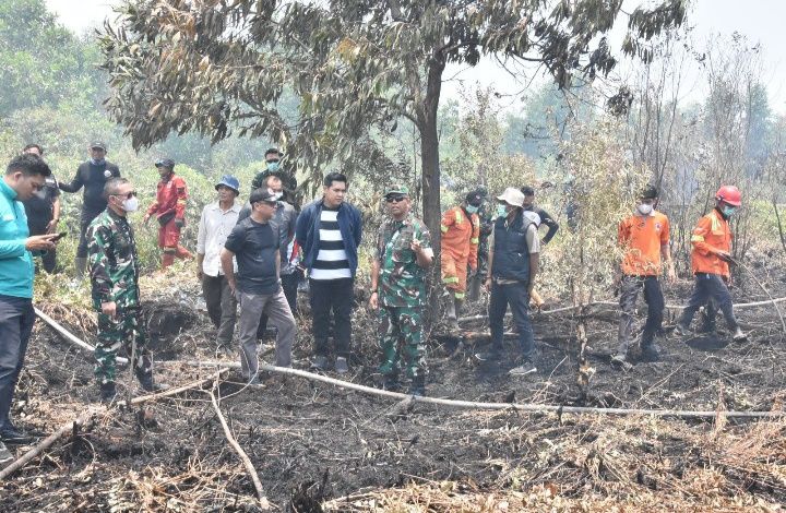 Danrem 031/WB Monitoring Kegiatan Water Bombing untuk Pemadaman Karhutla di Dumai