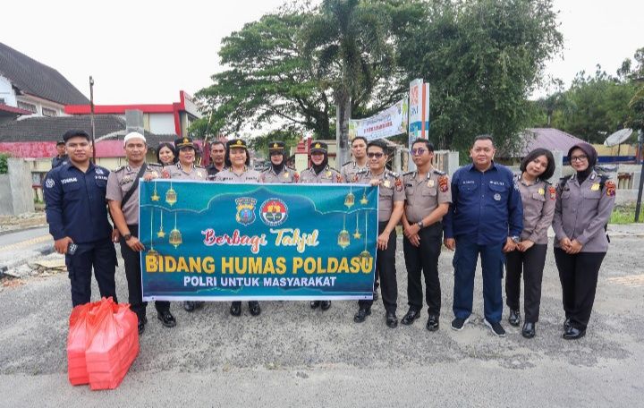 Humas Poldasu Bagi Bagi Takjil Pada Warga Medan