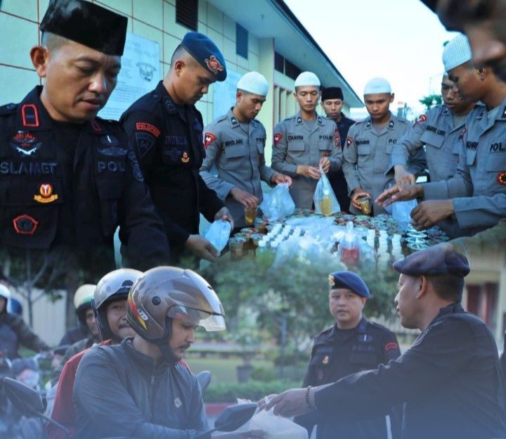 Brimob Poldasu Berbagi Berkah Ramadhan, 200 Takjil Dibagikan untuk Pengendara di Sekitar Mako KE Lumi