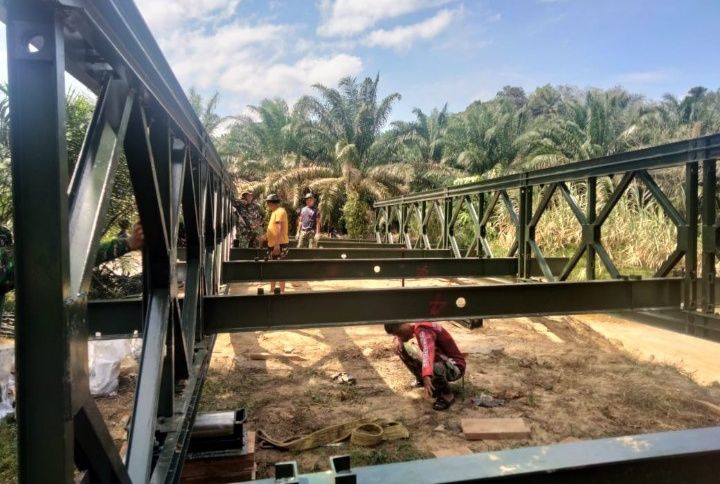 Kodim 0213/Nias dan Yon TP 903/Baluseda Tuntaskan Pembangunan Jembatan Aramco di Sihareo III