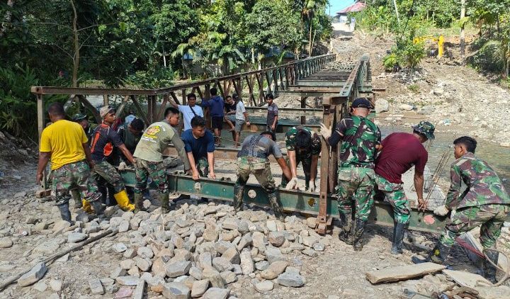 Satgas Gulbencal Kodam I/BB Rampungkan Pembangunan Jembatan Bailey di Desa Sifalago Gomo