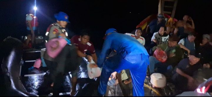 64 Wisatawan Asal Medan Dan Pekanbaru Nyaris Korban Saat Kapal Yang ditumpangi Rusak Ditengah Laut
