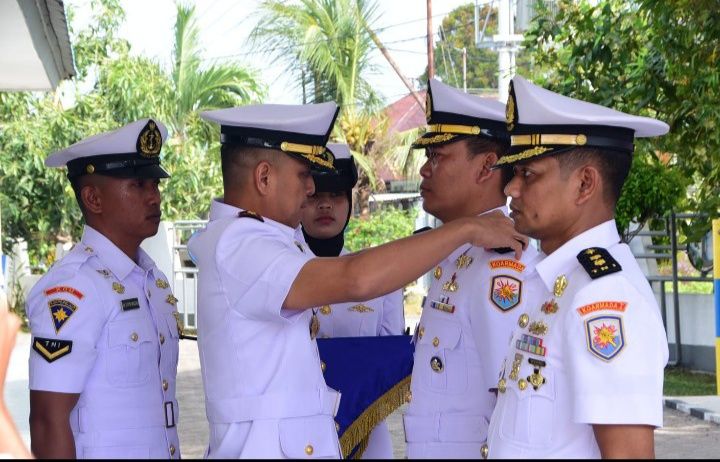 Dansatkat Koarmada I Pimpin Sertijab Dan KRI Parang -647 di Tanjung Uban