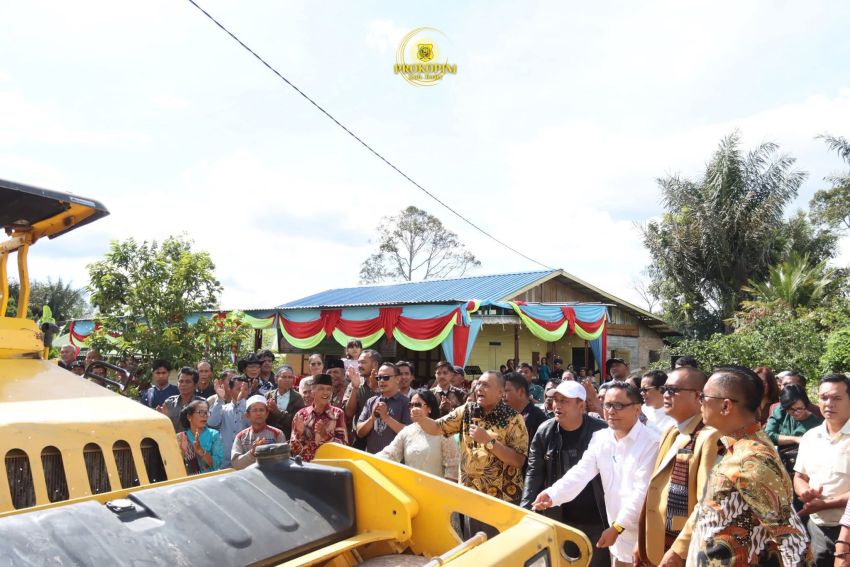 Bupati Dairi Hadiri Ramah Tamah dan Launching Perbaikan Jalan di Desa Kuta Tengah
