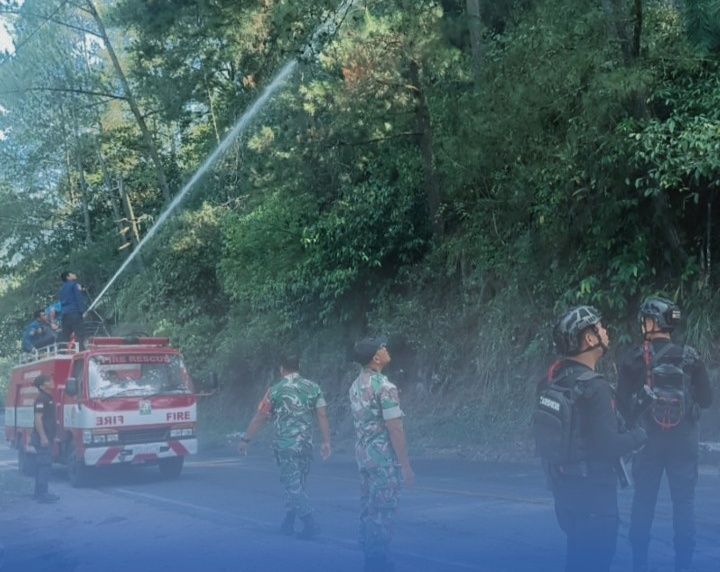 Sigap di Tengah Karhutla, Brimob Sumut Amankan Jalur Lintas Siborongborong&ndash;Parapat