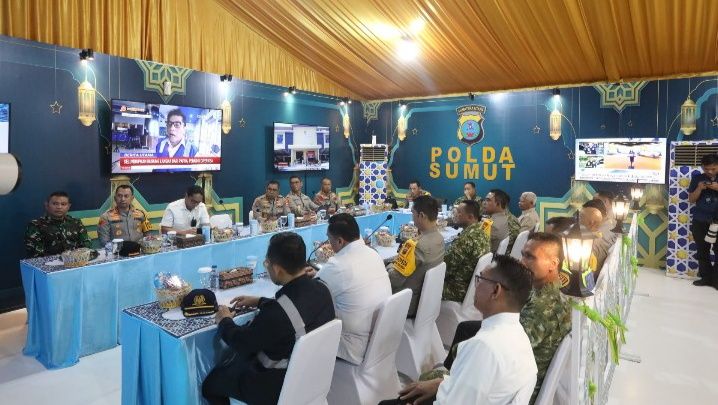 Kapolri Pantau Malam Takbiran di Pos Terpadu Lapangan Merdeka Medan Didampingi Kapoldasu