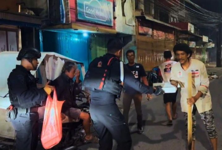 Brimob Poldasu Berbagi Sahur untuk Warga di Bawah Underpass Medan Denai