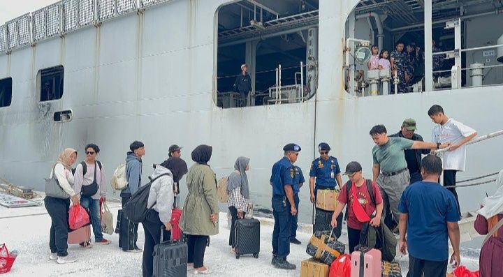 KRI Semarang -594 Angkut 722 Pemudik Dari Bangka Belitung Tujuan Jakarta
