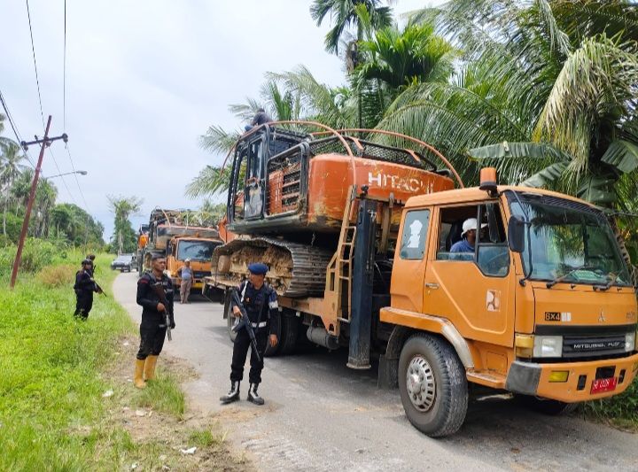 Alat Berat Tambang Emas Ilegal Tapsel&ndash;Madina Dievakuasi ke Batalyon C Sipirok "Omzet PETI Rp.1,5 M/Hari"