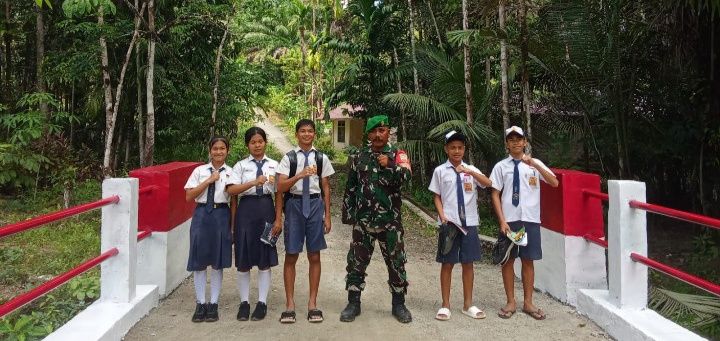 Kodim 0213/Nias Tuntaskan Pembangunan Jembatan Aramco di Sungai Malowu