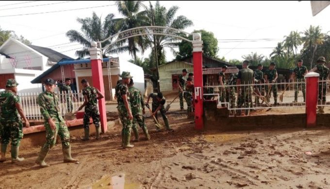 Sekolah SD Negeri 153065 Lopian 2 Penuh Lumpur Dibersihkan Satgas Gulbencal Kodam I/BB