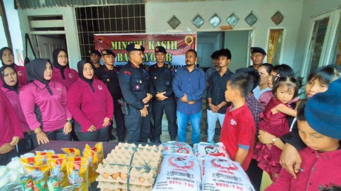 Personil Brimob Bersama Ibu Bhayangkari Sambangi Rumah Kasih Yayasan Gunung Sion Kanan di Batubara
