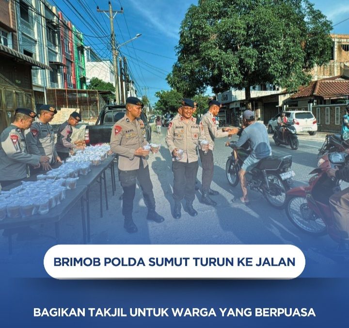 Brimob Poldasu Bagi Bagi Takjil di Medan