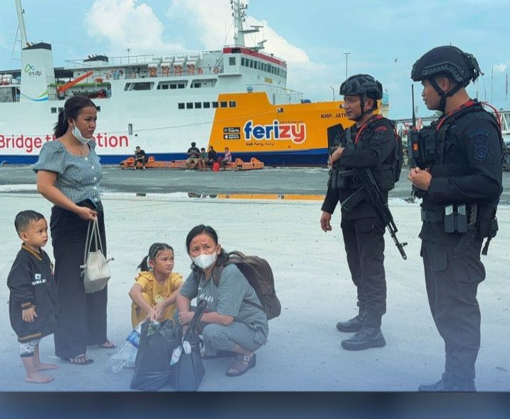 Brimob Sigap Urai Kemacetan di Ajibata, Bantu Penumpang Menyeberang di Tengah Padatnya Arus Lebaran