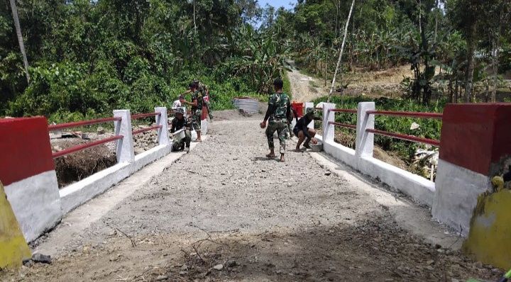 Kodim 0213/Nias Bersama Yon TP 903/Baluseda Rampungkan Pembangunan Jembatan Aramco
