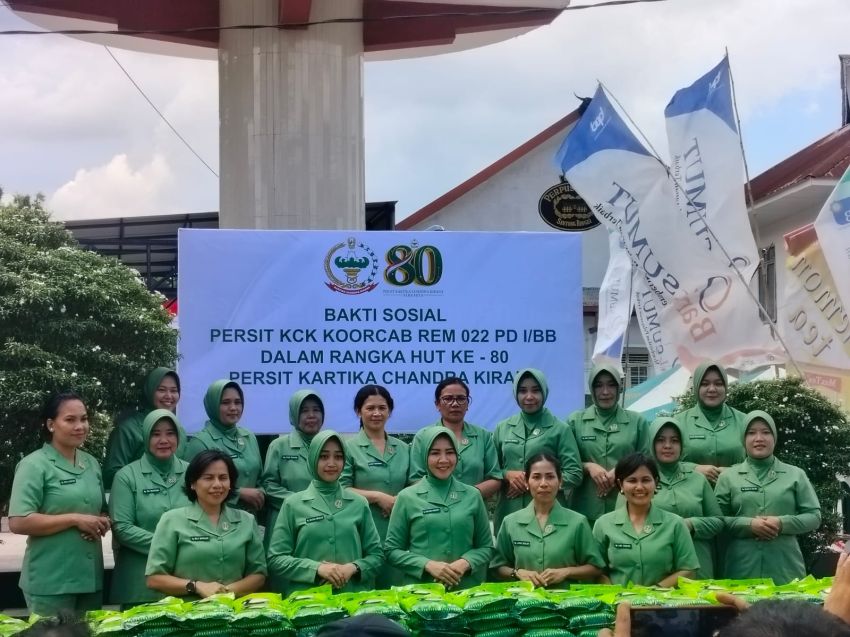 Pererat Hubungan dengan Masyarakat, Persit KCK Koorcabrem 022/PD I/BB Laksanakan Bakti Sosial dalam Rangka HUT Persit Ke-80