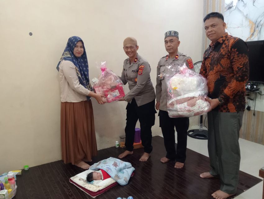 Kapolda Aceh Berikan Bantuan Kepada Bayi Yang Ditemukan Warga di Masjid Leupe Lamno, Aceh Jaya